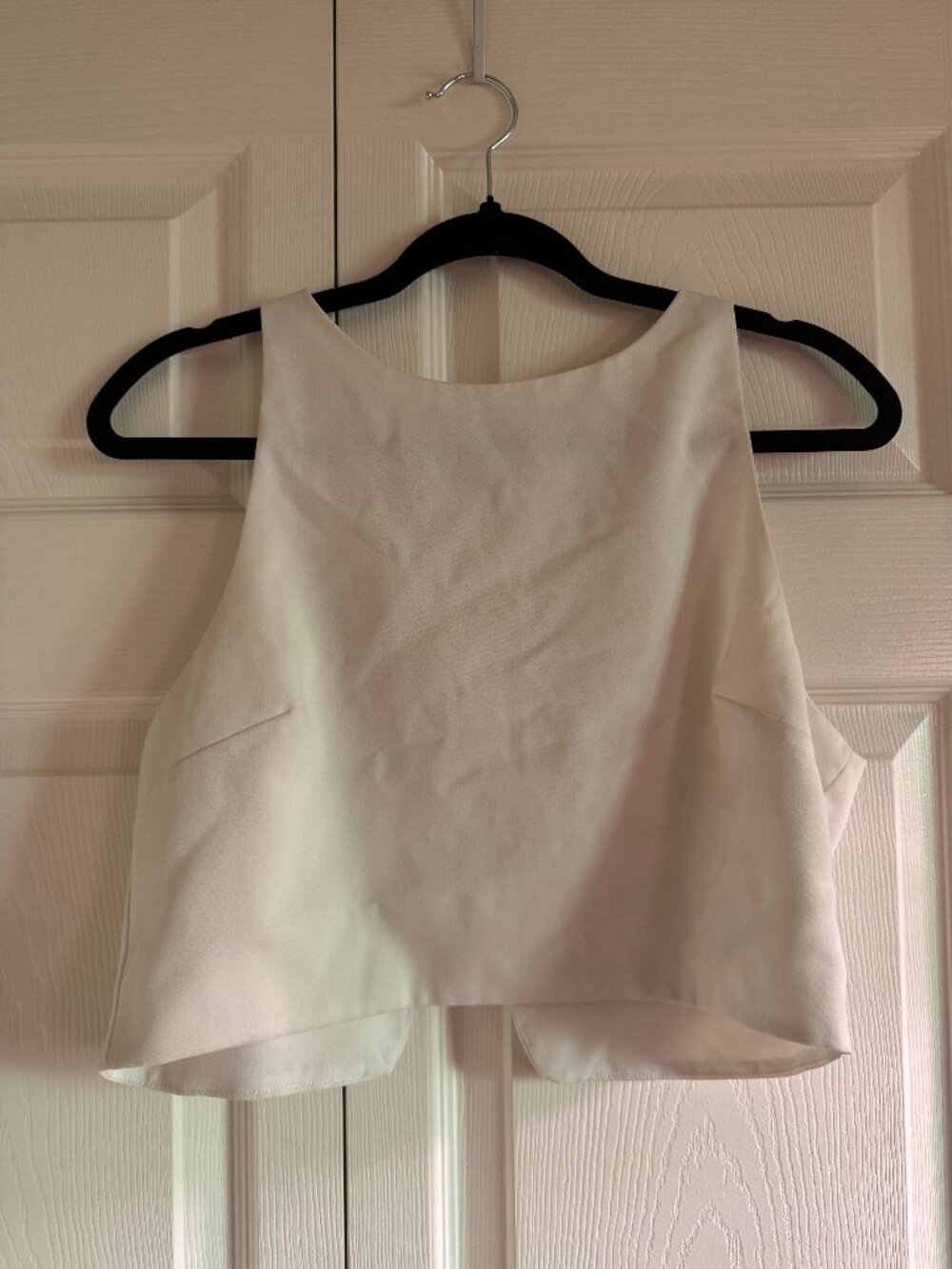 Forever 21 White Scalloped High Neck Blouse Tank Size M – Button Back Detail
